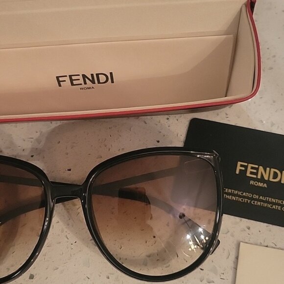 FENDI FF Logo Oversize Sunglasses - Picture 10 of 10